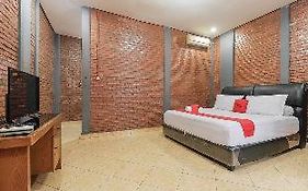 RedDoorz Plus At Ampera Raya